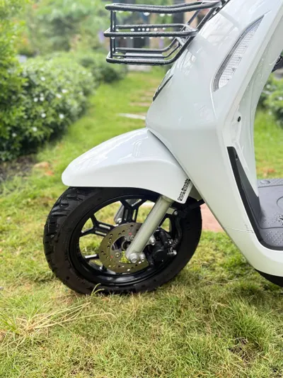 VinFast Evo200 전기 자전거 화이트 + 풀페이스 헬멧 2개 및 충전기