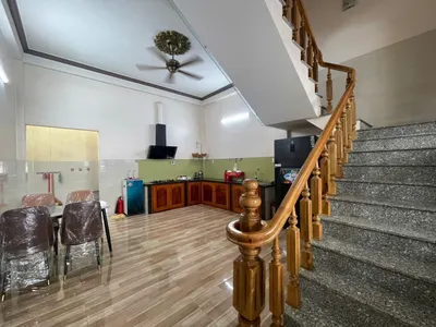 北芽庄海滩附近三层出租屋–4间卧室、配备家具、月租2000万越南盾