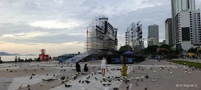 중앙 해변: 무대 건설 거의 완료