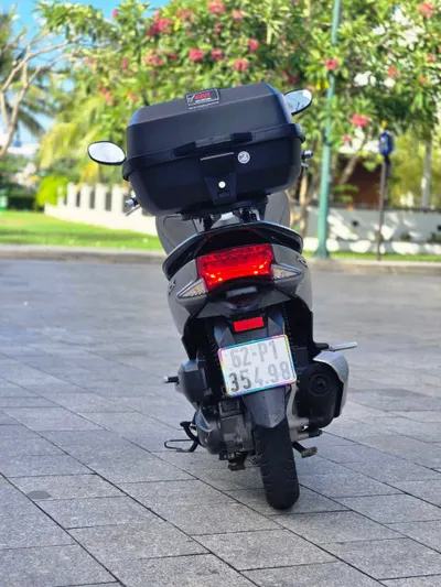 PCX 125 (2014) на продажу – косметические повреждения, большой кофр и держатель телефона