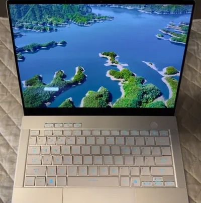 ASUS ROG Zephyrus G14 2025 – Ryzen AI 9 HX 370 – RTX 5080 24GB – 32GB RAM – 2TB SSD – 3K OLED 120Hz – 完美状态
