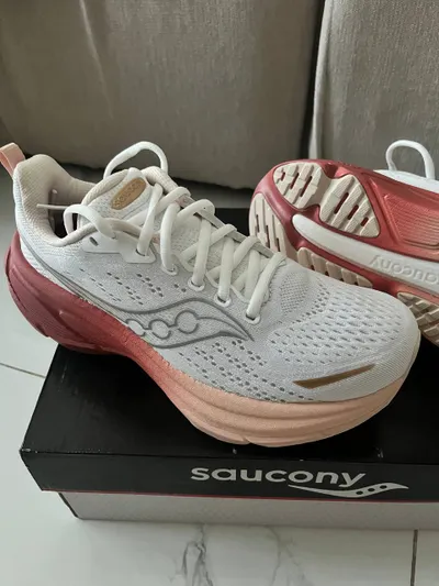 새 Saucony 러닝화 US 8 (24.5cm)