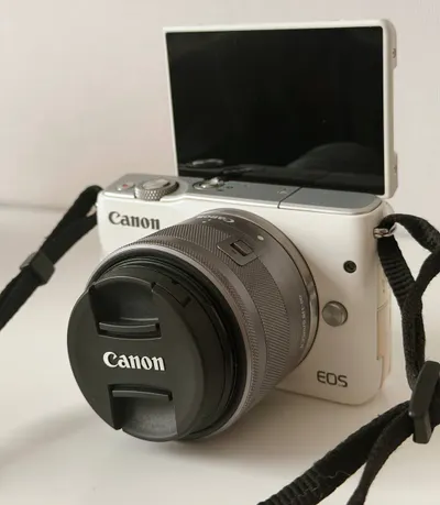 Máy ảnh Canon EOS M10 với ống kính và phụ kiện – 7 triệu VND