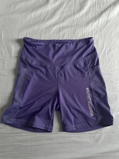 Bộ quần áo trẻ em và người lớn – Áo gió Nike, dép, váy H&M và hơn nữa