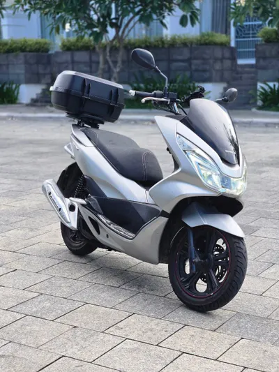PCX 125 (2014) на продажу – косметические повреждения, большой кофр и держатель телефона