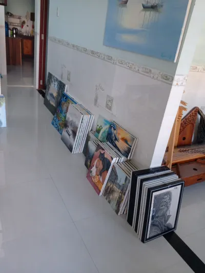 대규모 예술 컬렉션: 80개 이상의 그림, 44개 조각상 및 10개 빈티지 악기