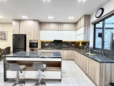 Красивый трёхэтажный дом в аренду в KĐT Mỹ Gia (пакет 8), Вĩnh Thái – 300 м², 3 спальни, 4 ванные, полная меблировка, двор, терраса, бассейн, охрана 24/7 – 30 млн VND/месяц