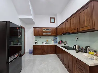 北岸芽庄出租5卧室房屋 - 距海滩约400米，配备齐全家具，每月2700万越南盾