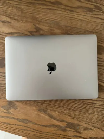 MacBook Pro 13" 2020 – Intel Core i5 – 16GB RAM – 케이스와 충전기 포함