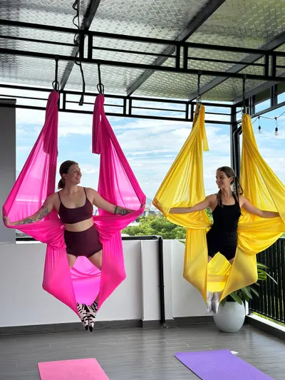 Các lớp yoga không trọng lực – Yoga Hammock ở Nha Trang