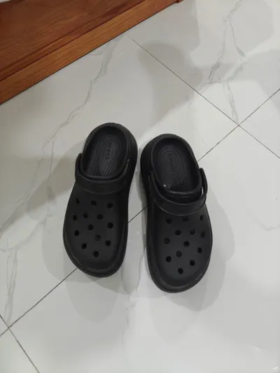 가정용품 및 의류 번들 – 거울, 스팀기, 블렌더, 용기, 찻잔, 청소도구, Crocs, 스웨터