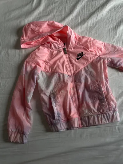 Bộ quần áo trẻ em và người lớn – Áo gió Nike, dép, váy H&M và hơn nữa