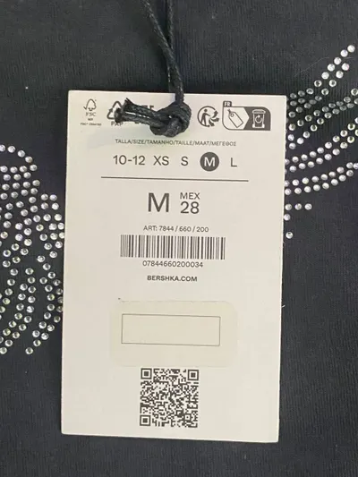 Bershka T恤 M号 – 全新、原装 – 100,000越南盾