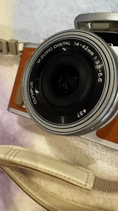 Olympus PEN E-PL8 + объектив 14–42mm – 7,5 млн VND