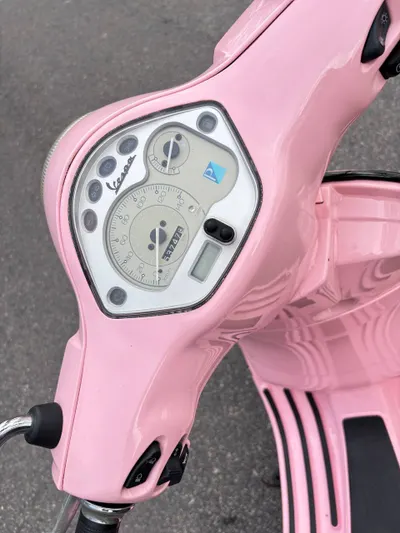 出售 Vespa Piaggio 125 踏板车 – 2011 年 – 53,747 公里 – 粉红色 – 完美状态 – 1500 万越南盾