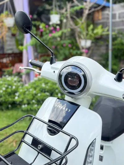 VinFast Evo200 화이트 전기 자전거 – 8500km, 거의 새것 + 2개 풀페이스 헬멧 및 충전기