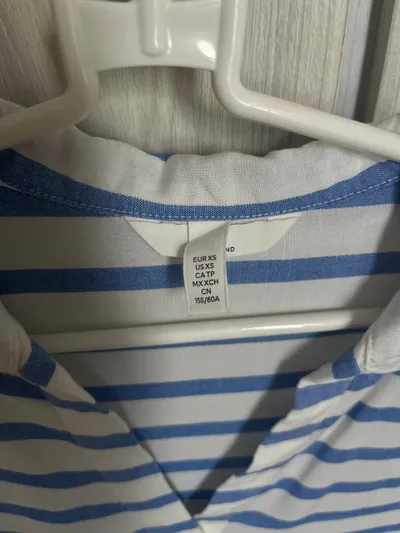 Bộ quần áo trẻ em và người lớn – Áo gió Nike, dép, váy H&M và hơn nữa