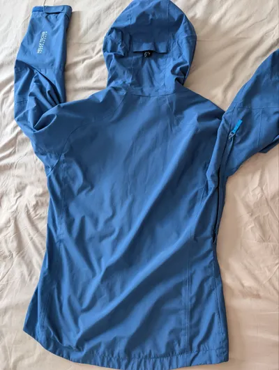 Женская трекинговая ветровка Helly Hansen mountain – размер S, отличное состояние