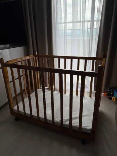 Bán giường cũi trẻ em có bánh xe và nệm – như mới