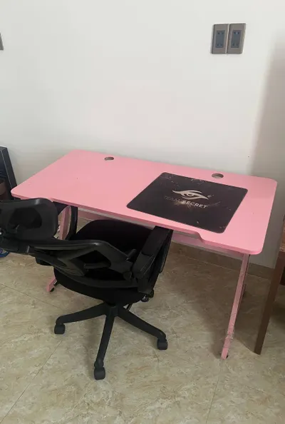 Bàn máy tính với ghế văn phòng