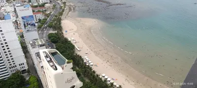 На северном пляже отлив. Но народ есть