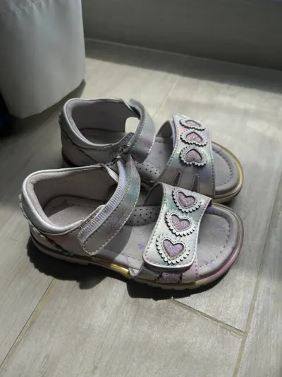 Bộ quần áo trẻ em và người lớn – Áo gió Nike, dép, váy H&M và hơn nữa