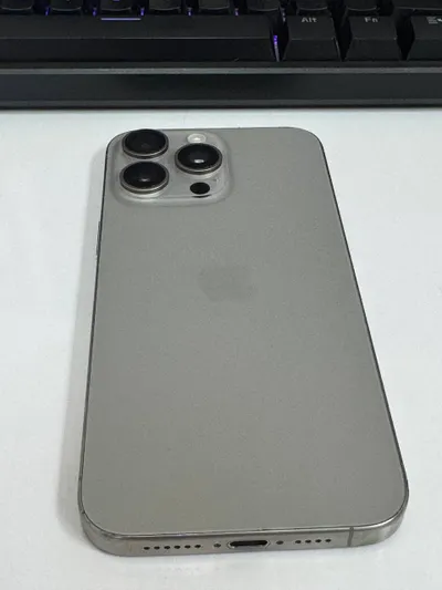 iPhone 15 Pro Max 256 ГБ в титановом цвете – отремонтированная задняя крышка, идеальное рабочее состояние