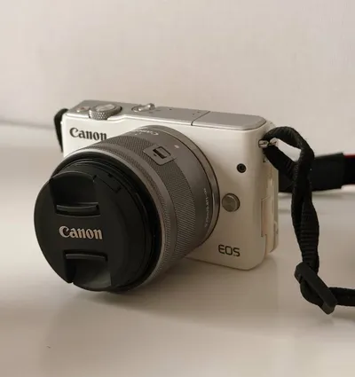 Máy ảnh Canon EOS M10 với ống kính và phụ kiện – 7 triệu VND