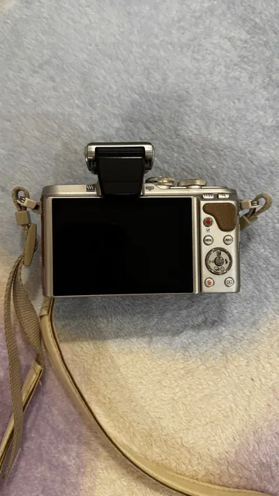 Olympus PEN E-PL8 + объектив 14–42mm – 7,5 млн VND