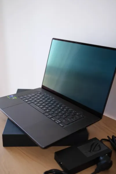 ASUS ROG Zephyrus G16 GU605MI 게이밍 노트북 판매 – Intel Core Ultra 9 185H, RTX 4070, 32GB RAM, 1TB SSD