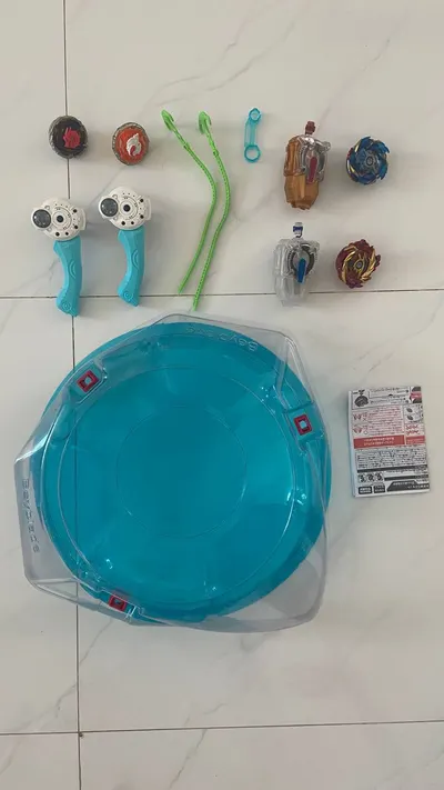 Bộ Beyblade B-174 với Đấu trường, 2 Quay tròn, 2 Bộ khởi động và Infinity Nado Quay tròn Bonus