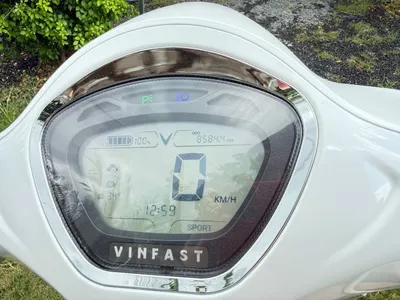 Xe Điện VinFast Evo200 Trắng – 8500 km, Như Mới + 2 Mũ Bảo Hiểm Fullface và Sạc