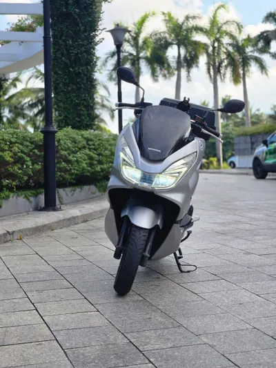 PCX 125 (2014) на продажу – косметические повреждения, большой кофр и держатель телефона