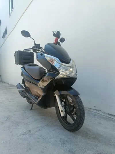 出售本田PCX 125和雅马哈NVX 155踏板车