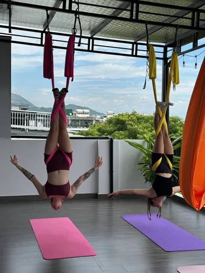 Các lớp yoga không trọng lực – Yoga Hammock ở Nha Trang