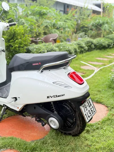 Xe Điện VinFast Evo200 Trắng – 8500 km, Như Mới + 2 Mũ Bảo Hiểm Fullface và Sạc