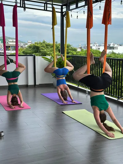 Các lớp yoga không trọng lực – Yoga Hammock ở Nha Trang