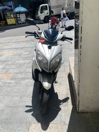 雅马哈Nouvo 133cc踏板车 – 白色和黑色 – 工作状态良好
