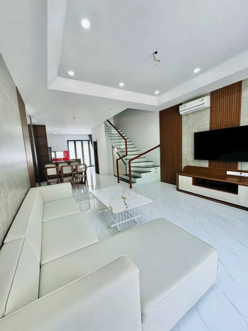 My Gia Capella 4침실 주택 임차 – 270 m², 완전 가구 완비, 1년 계약