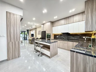 Красивый трёхэтажный дом в аренду в KĐT Mỹ Gia (пакет 8), Вĩnh Thái – 300 м², 3 спальни, 4 ванные, полная меблировка, двор, терраса, бассейн, охрана 24/7 – 30 млн VND/месяц