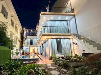 냐짱 북부 빌라 – 450m² 수영장 포함, 8개 침실, 월 9000만 VND