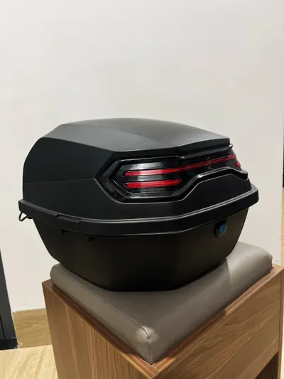 二手通用货箱/行李箱 – 约25升 – 缺少侧门闩 – 100,000越南盾