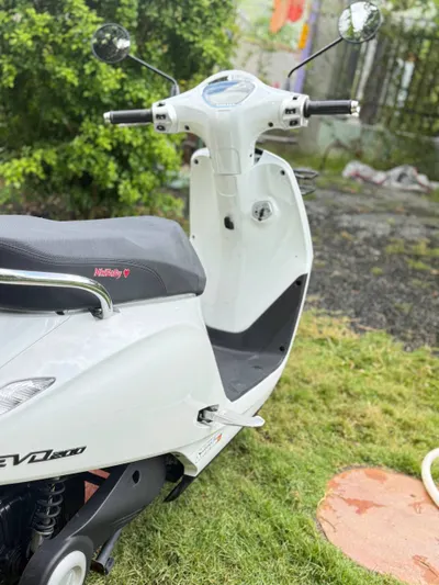 VinFast Evo200 전기 자전거 화이트 + 풀페이스 헬멧 2개 및 충전기
