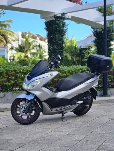 PCX 125 (2014) на продажу – косметические повреждения, большой кофр и держатель телефона