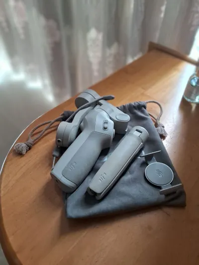 DJI OM 4 짐벌 및 JBL Wave 헤드폰
