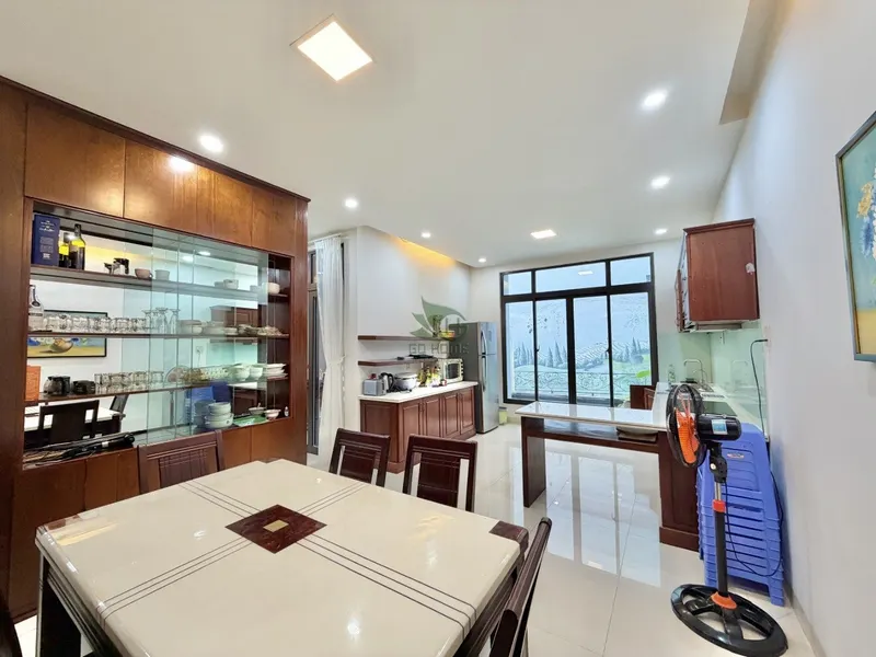 Villa với khu vườn ở trung tâm thành phố – 5 phòng ngủ, 4 phòng tắm – Phước Hòa – 35 triệu VND/tháng — 2/8