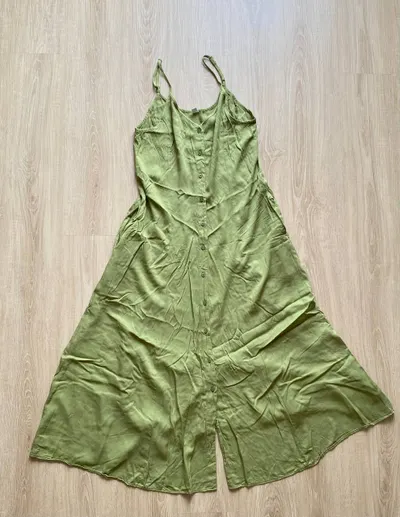 服装批量出售 – 10件商品（运动衫、衬衫、裙子、短裤、连衣裙）– 总计67万越南盾