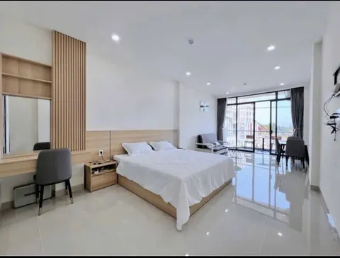 带海景阳台的高级单间出租 – 芽庄市中心，距海滩100米