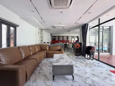岘港北部别墅出租，8间卧室，家具齐全