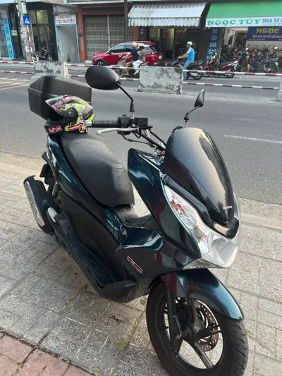 Honda PCX 2012 Scooter – Good Condition – Two Helmets & Top Box Included – 20M VND